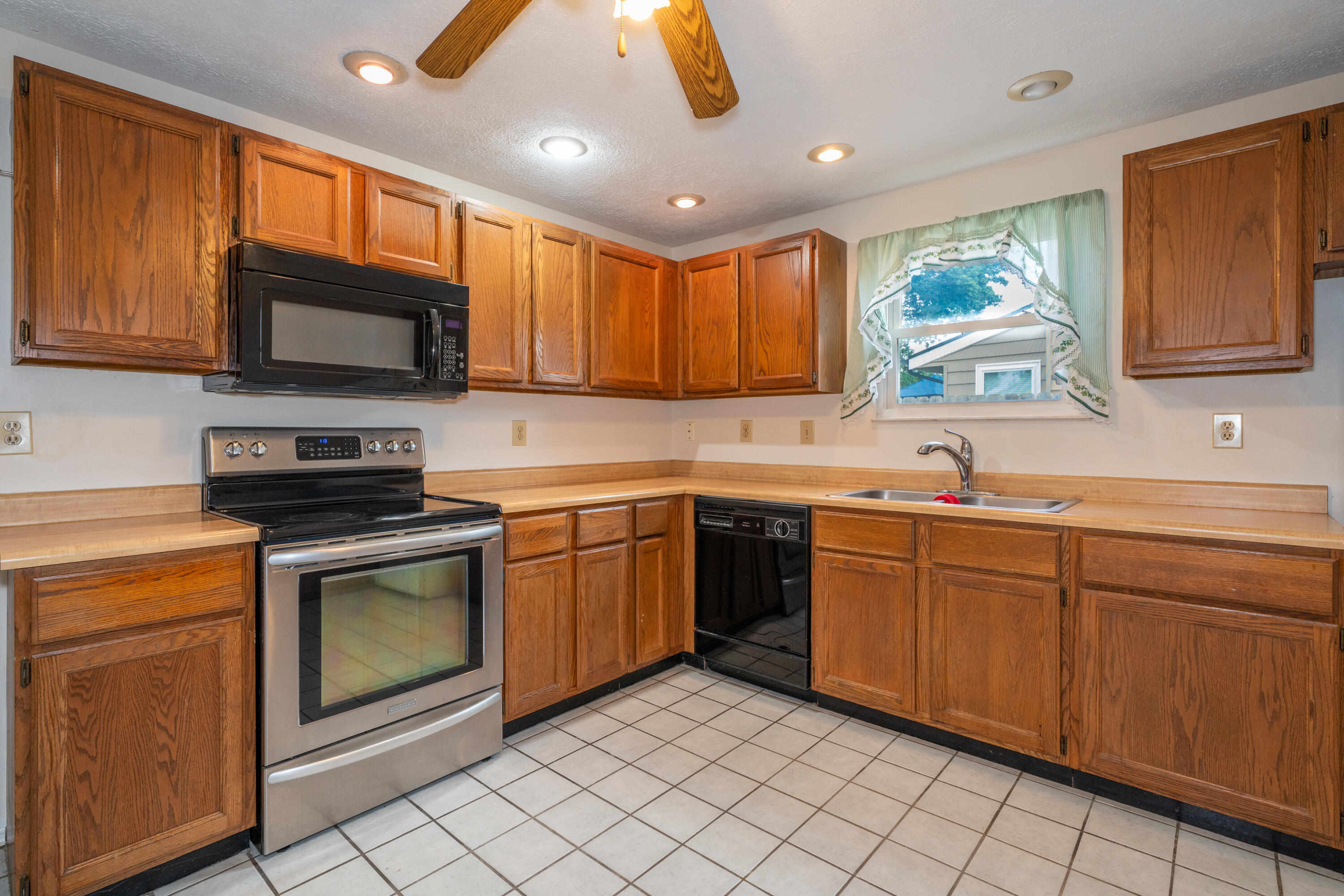 5829 Waynegate Road Property Photo 11
