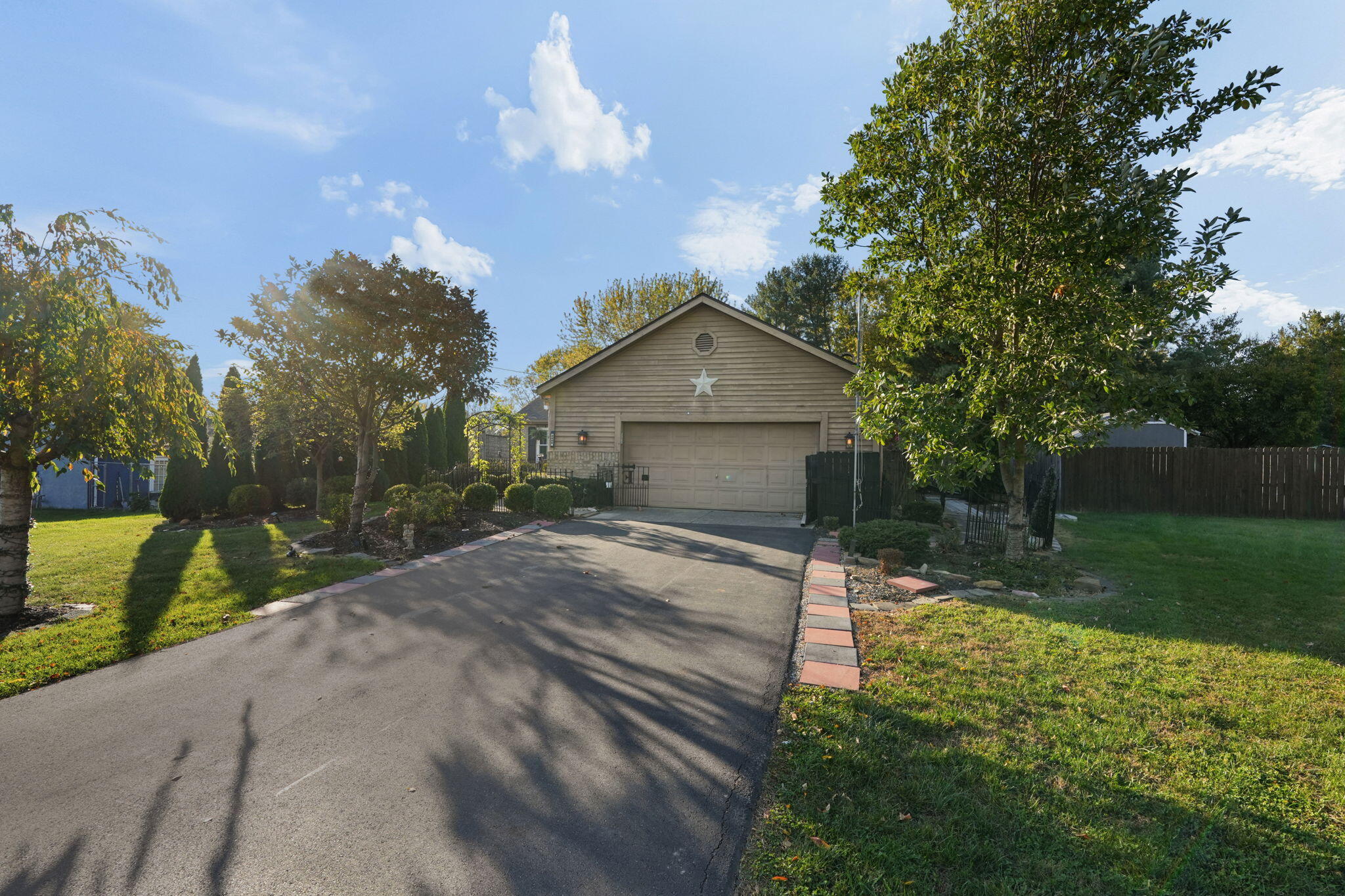 2400 Yuma Drive Property Photo 1