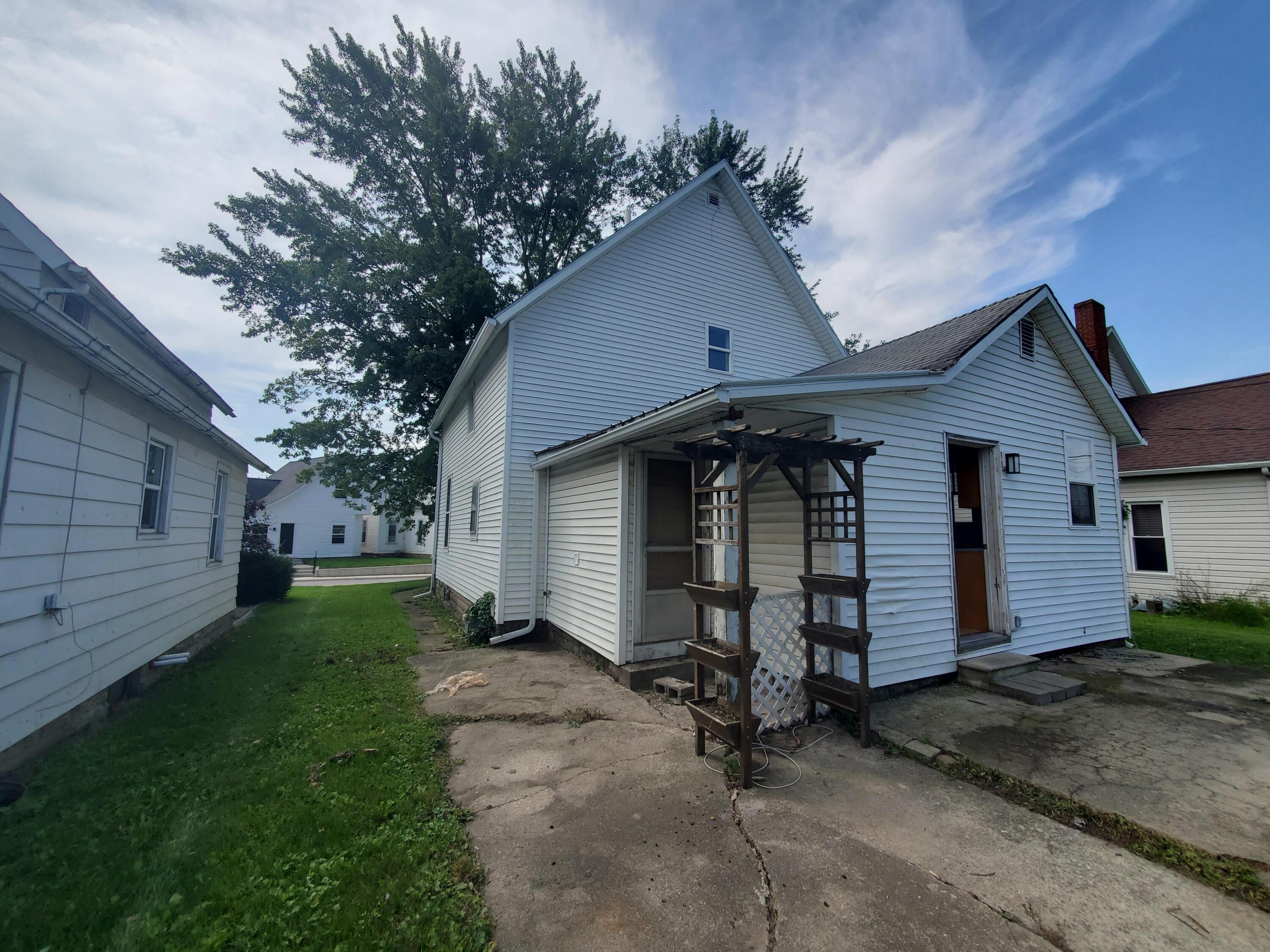726 E Spring Street Property Photo 2