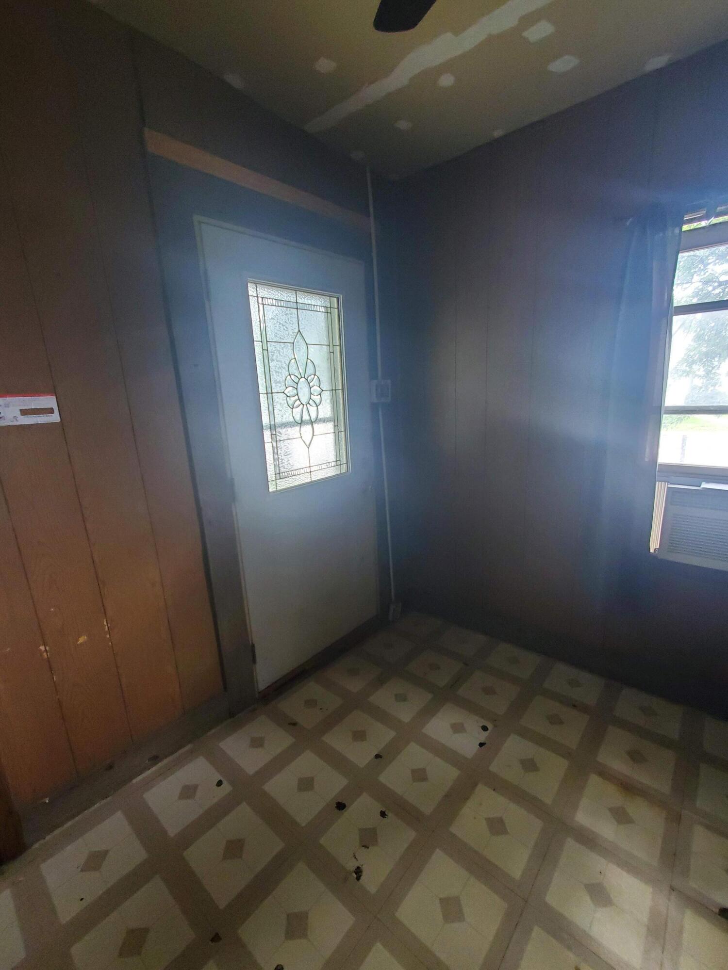 726 E Spring Street Property Photo 5