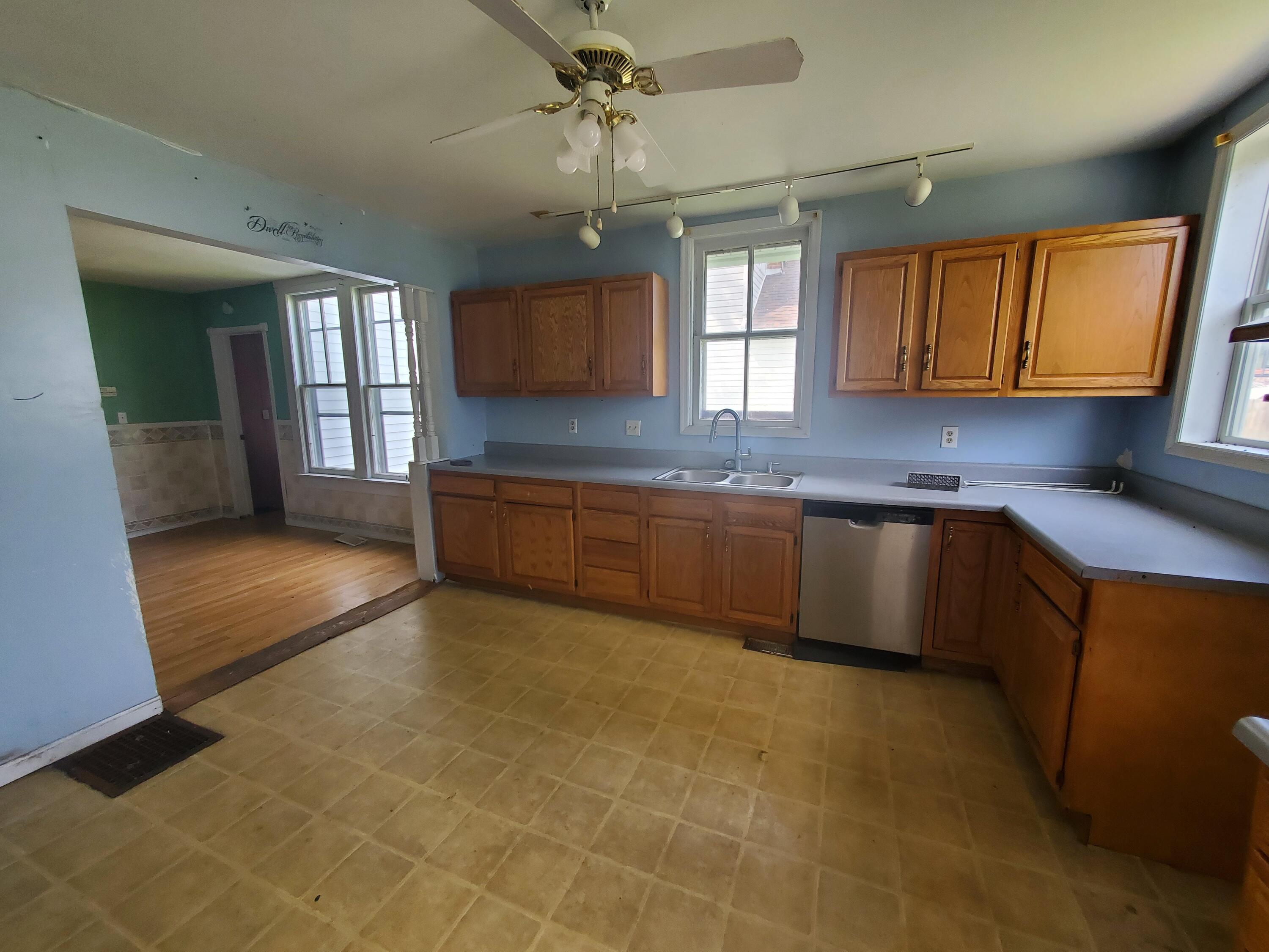 726 E Spring Street Property Photo 8