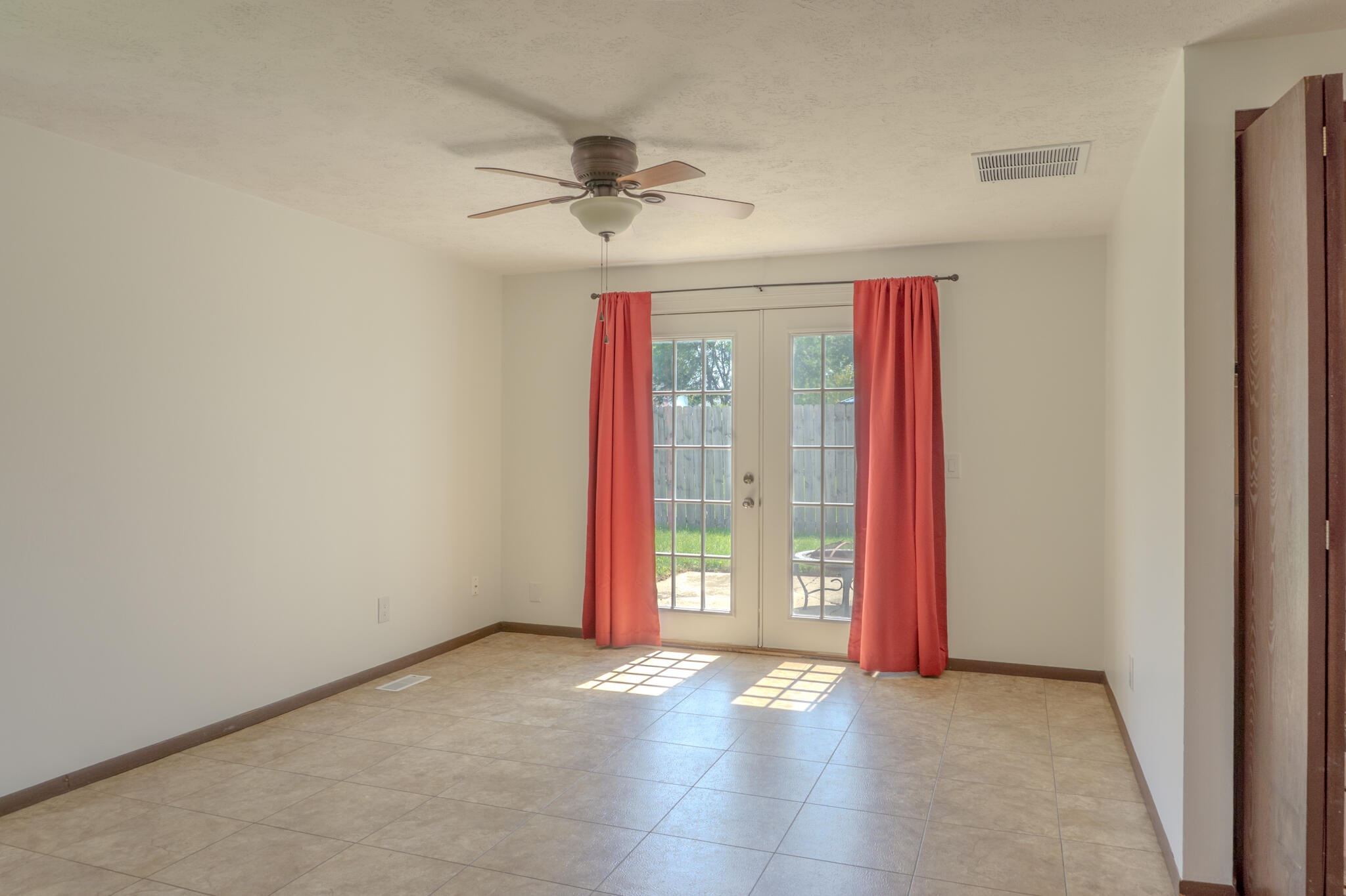 2802 Seymour Lane Property Photo 14