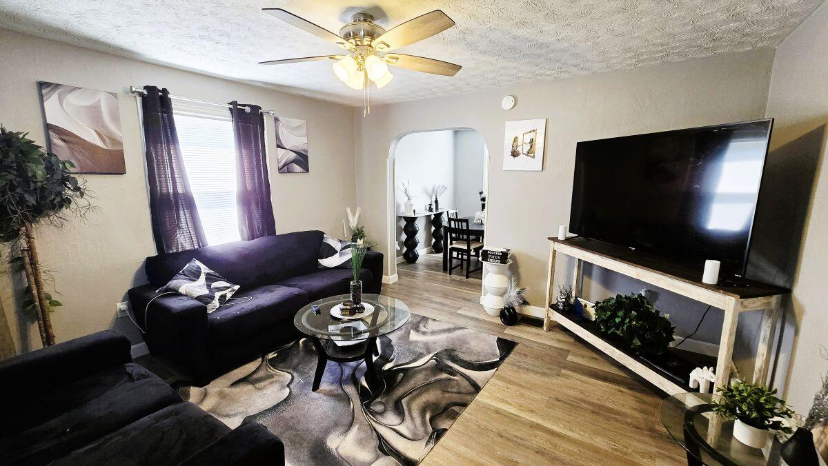 1309-1311 W Cedarview Drive Property Photo 4