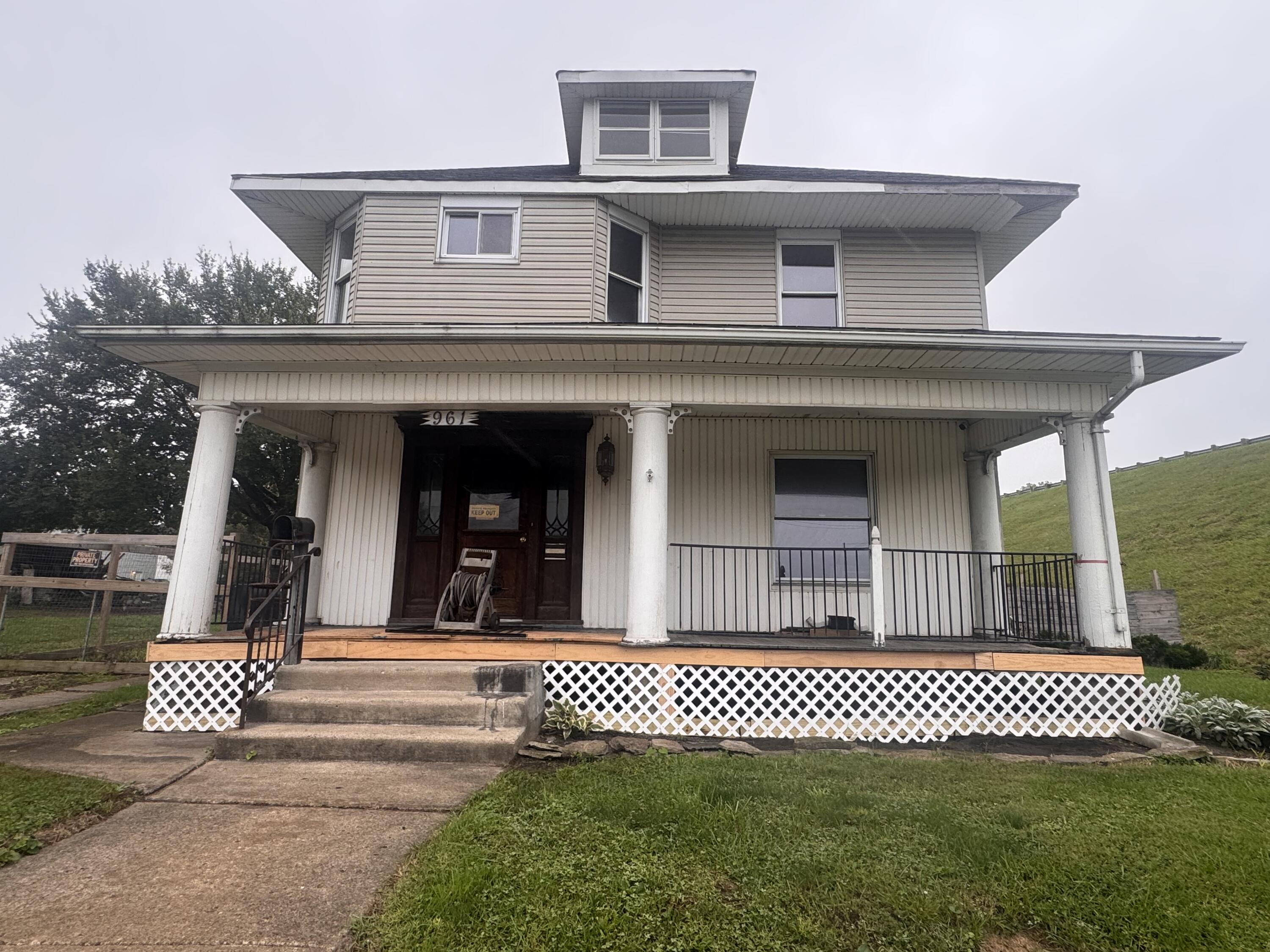 961 Lagonda Avenue Property Photo 1