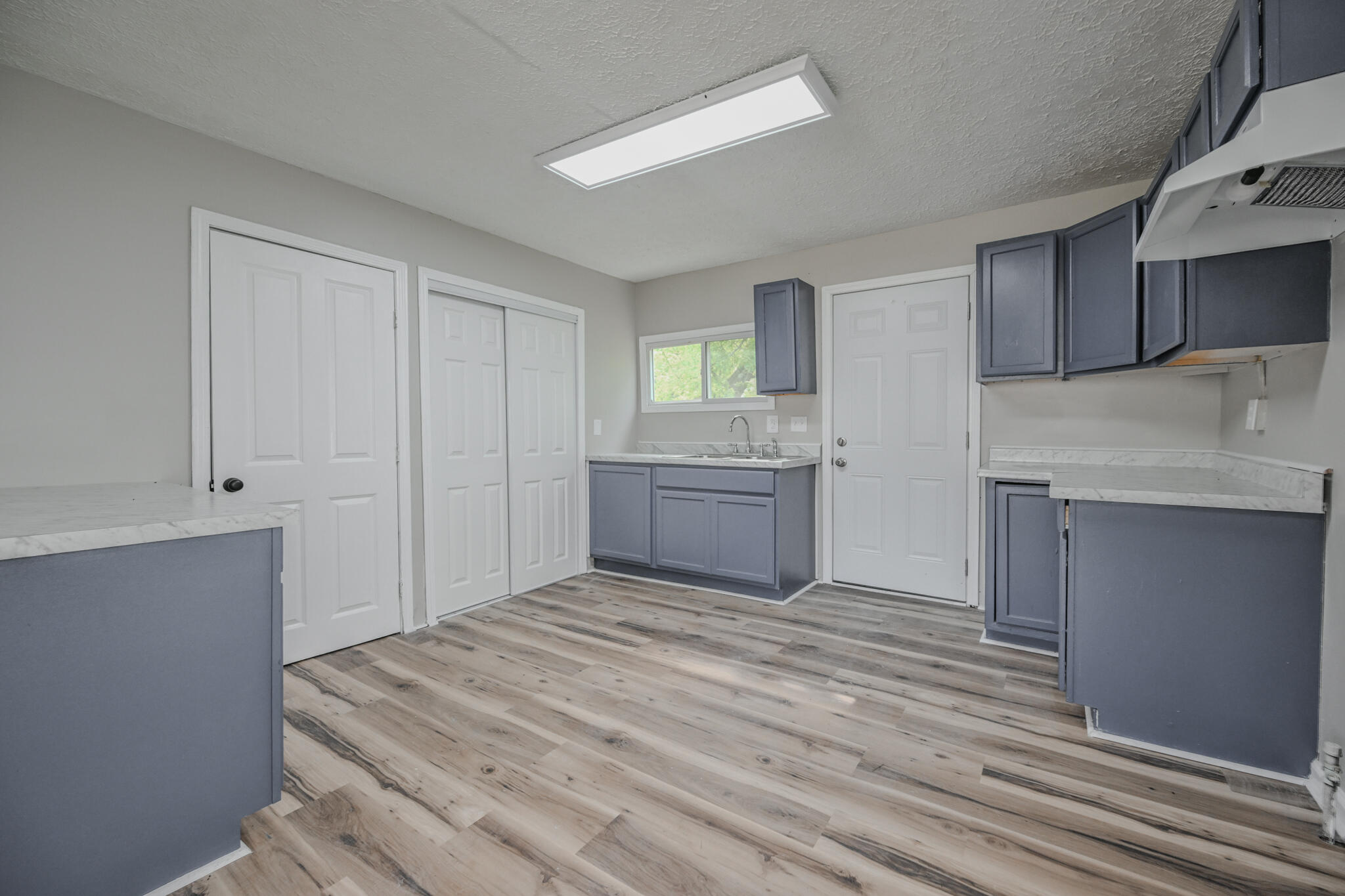 1055 Heard Avenue Property Photo 6