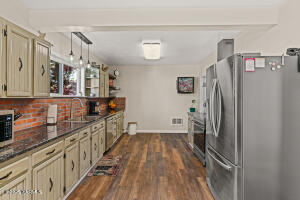 621 5th St Property Photo 3