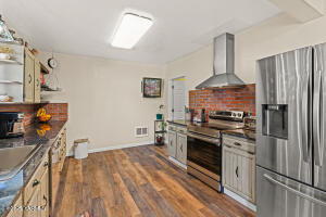 621 5th St Property Photo 4