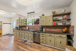 621 5th St Property Photo 5