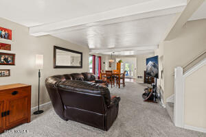 621 5th St Property Photo 7