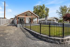 2071 Selah Loop Rd Property Photo 2