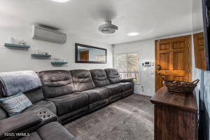 2071 Selah Loop Rd Property Photo 4