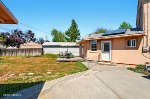 213 Jadwin Ave Property Photo 5