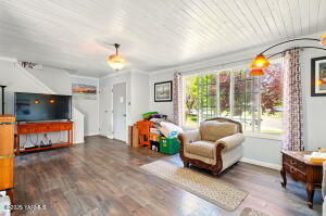 213 Jadwin Ave Property Photo 12