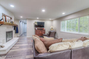 4003 Emma Ln Property Photo 9