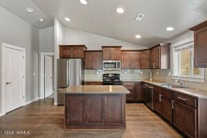 2 12th Lp Property Photo 8