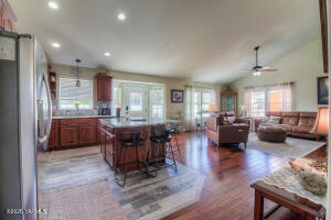 1008 90th Ave Property Photo 9