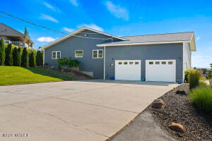 7905 Englewood Ave Property Photo 8