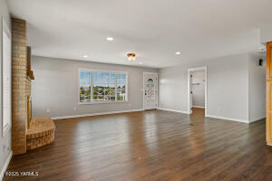 7905 Englewood Ave Property Photo 12