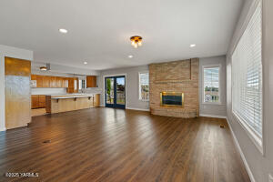 7905 Englewood Ave Property Photo 14