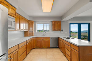 7905 Englewood Ave Property Photo 18