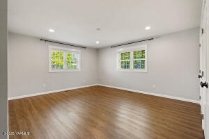 7905 Englewood Ave Property Photo 20