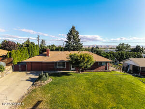 1306 Chenaur Dr Property Photo