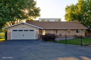 622 Country Club Dr Property Photo