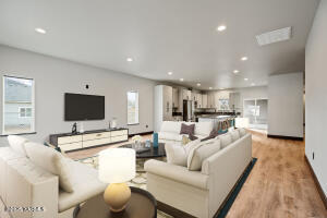 1210 Whatcom St Property Photo 8