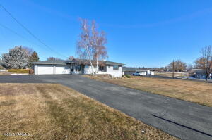 8711- 8713 Tieton Dr Property Photo 2