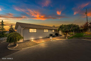 7803 Englewood Crest Dr Property Photo 2