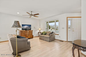 4931 Pear Tree Ct Property Photo 3