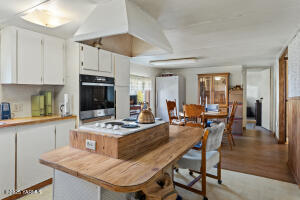 100 Gordon Ln Property Photo 3