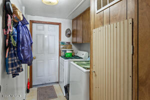 100 Gordon Ln Property Photo 12