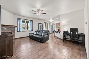2109 Ruby Way Property Photo 4