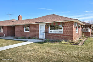 317 42nd Ave Property Photo 1