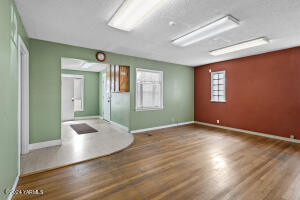 408 1st St Property Photo 8