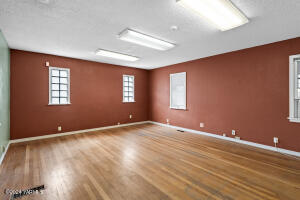 408 1st St Property Photo 9