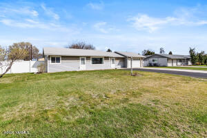 1105 70th Ave Property Photo 2