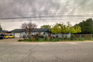 812 4th St Property Photo 1