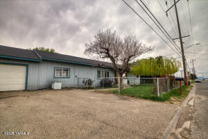 812 4th St Property Photo 2