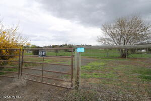 2261 Selah Rd Property Photo 2