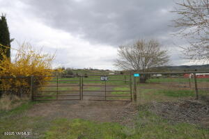 2261 Selah Rd Property Photo 3