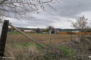 2261 Selah Rd Property Photo 4