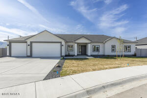 212 Bratton St Property Photo 1